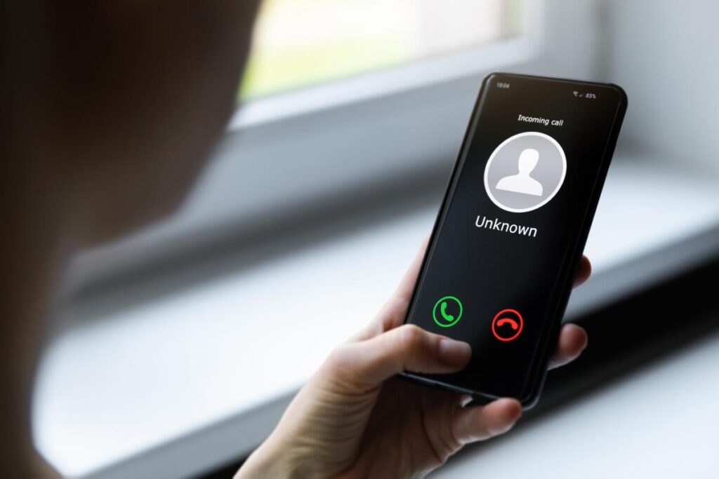 La ‘telefobia’ en la generación Z: Le tienen miedo a hablar por teléfono