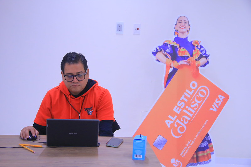 Gobierno de Jalisco y UdeG inician entrega de la Tarjeta Única en Centros Universitarios