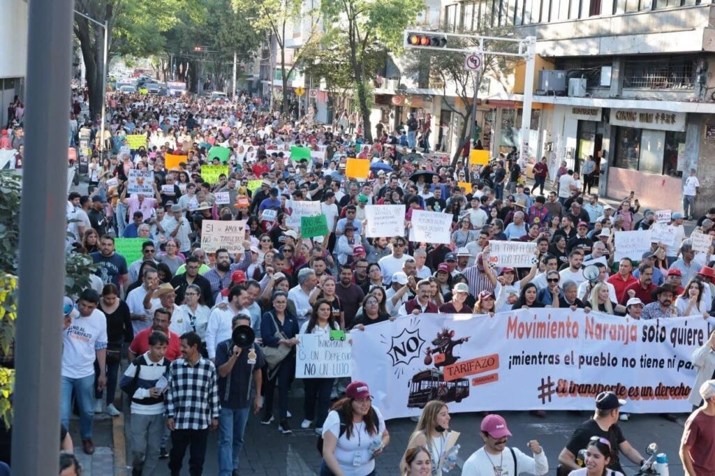 Morena y aliados marchan en Guadalajara contra el aumento a la tarifa del transporte público
