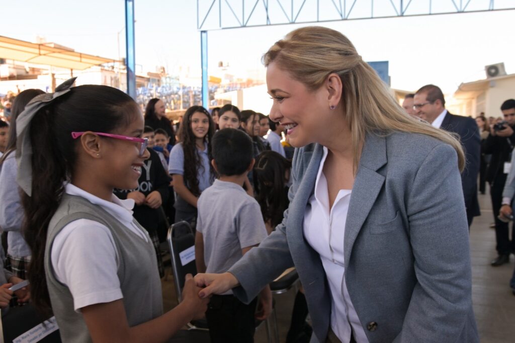 Maru Campos entrega en Parral equipamiento para 110 escuelas de la región sur