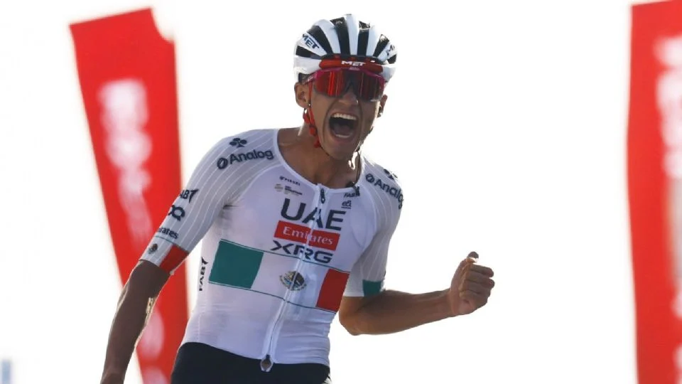 Isaac del Toro, nuevo líder en el UAE Tour 2026 tras victoria en Jebel Hafeet