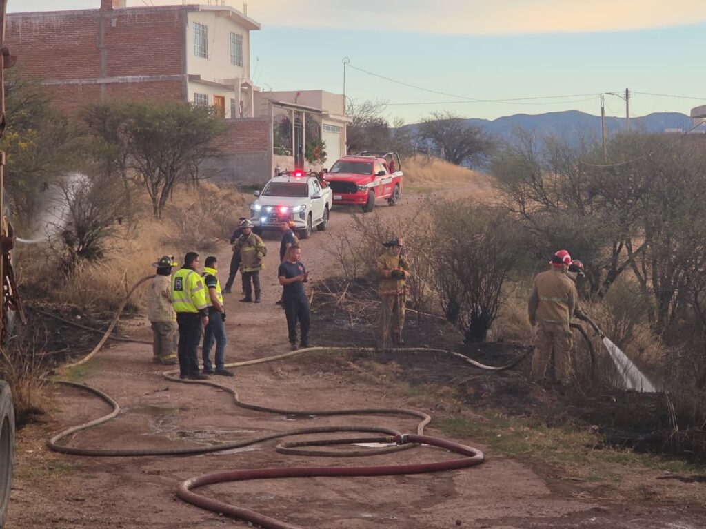 Sofocan incendio de pastizal en Santiago; piden avisar al 911 antes de realizar quemas