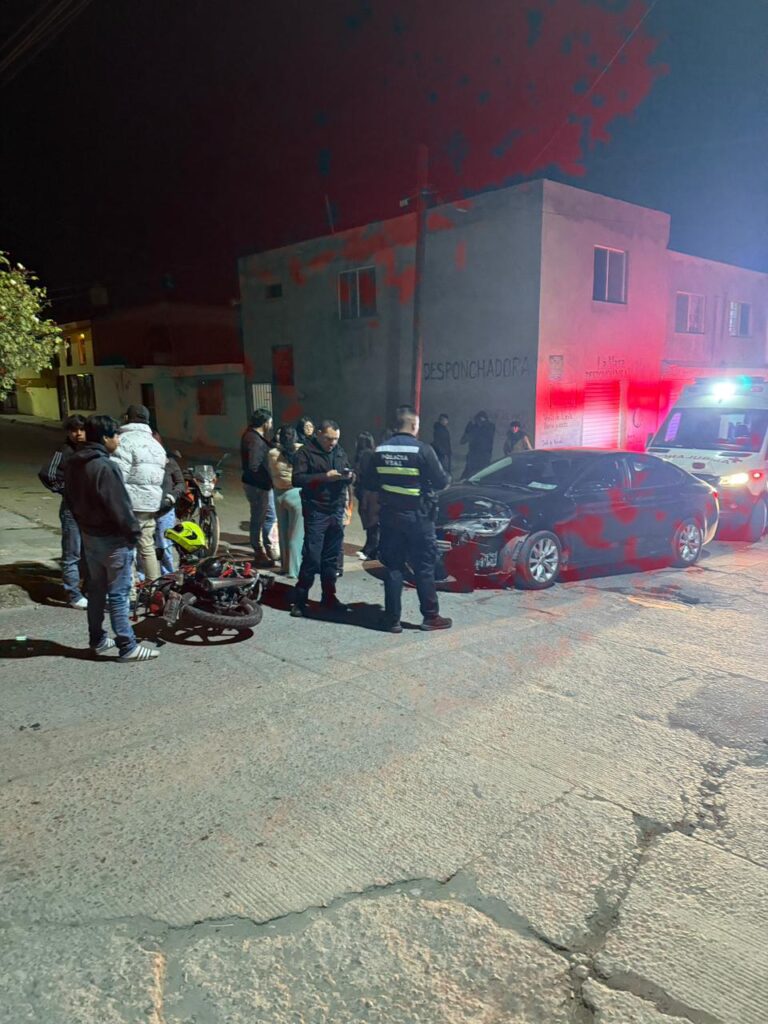 Joven y menor heridos en choque de moto contra auto