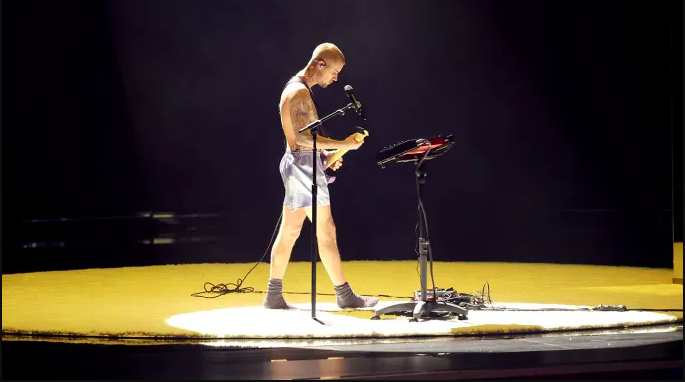 Justin Bieber sorprende en los Grammy con un tatuaje dedicado a Hailey