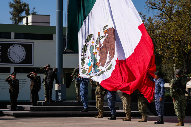 Pablo Lemus encabeza ceremonia por el Día de la Bandera en la XV Zona Militar