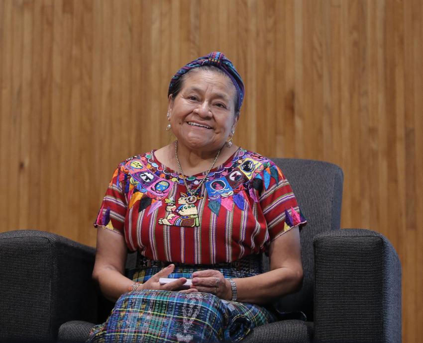 Rigoberta Menchú llama a jóvenes a construir la paz de manera colectiva desde las universidades