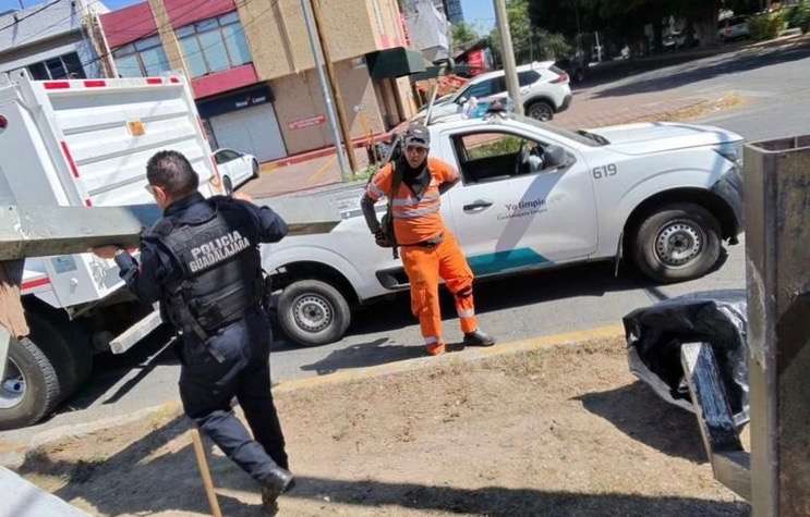 Detienen a tres personas por arrojar basura en respiradores del túnel de López Mateos