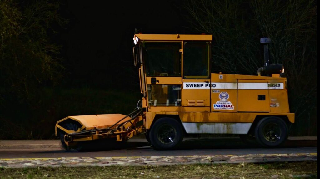 Fortalece Gobierno de Parral limpieza urbana con operativo nocturno de barrido mecánico en vialidades