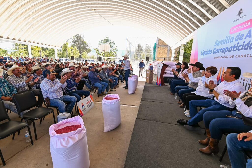Cumple Esteban con productores de Canatlán; entrega 40 toneladas de avena y baños garrapaticida