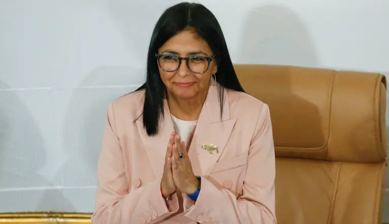 Delcy Rodríguez advierte que Corina Machado “tendrá que responder ante Venezuela” si regresa