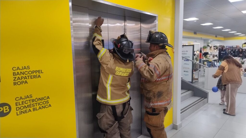 Queda atrapada una pareja en elevador de tiende de autoservicio