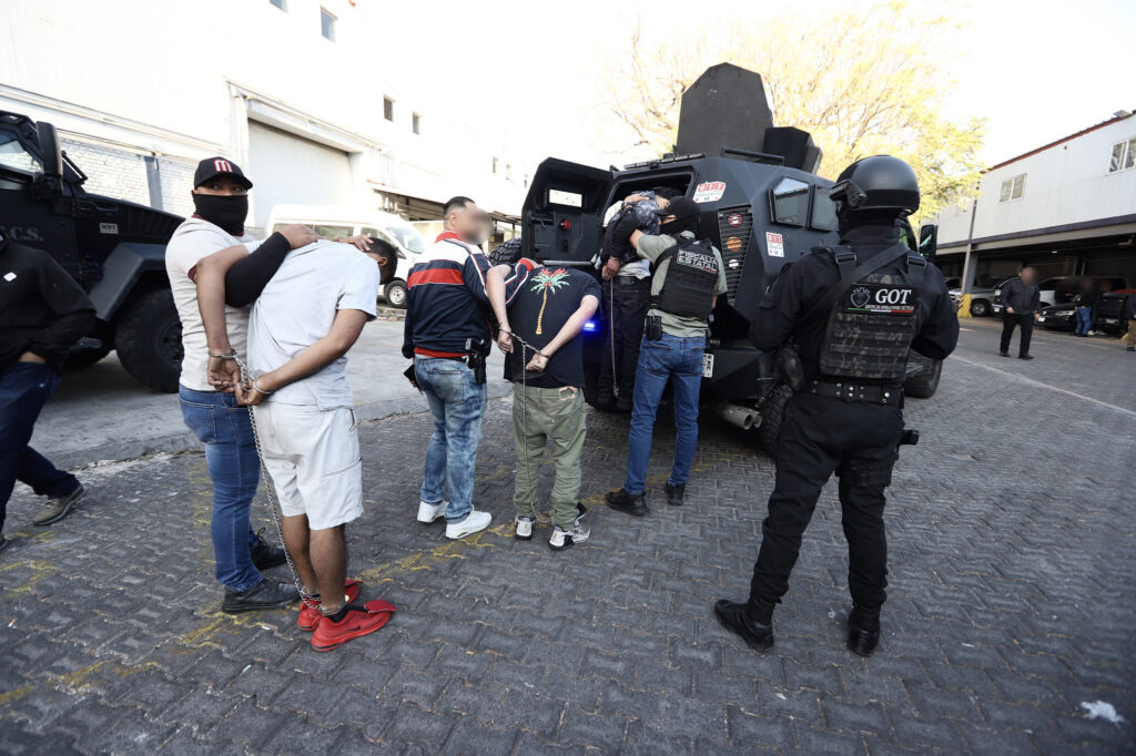 Caen 13 hombres tras quema de vehículos y bloqueos en Jalisco