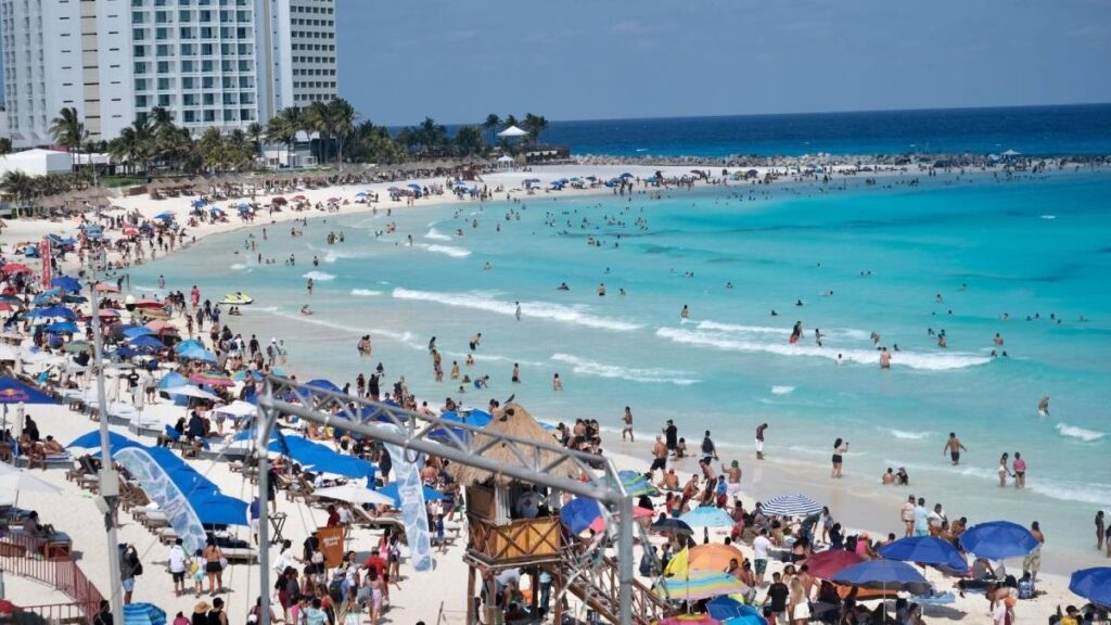 México rompe récord: 47.7 millones de turistas internacionales en 2025