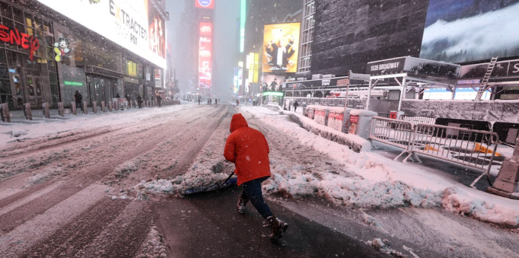 Tormenta Invernal Paraliza Nueva York y Afecta Vuelos desde México