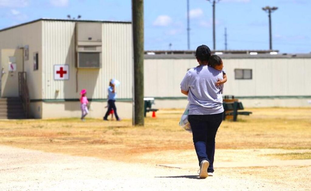 Llamadas al 911 revelan emergencias médicas de niños migrantes en centros de ICE