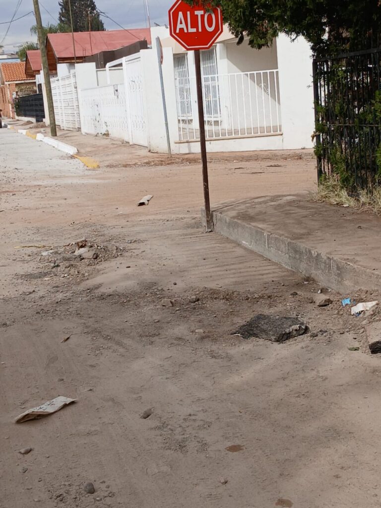 JMAS rompe calle recién pavimentada y la deja solo tapada con tierra en Parral