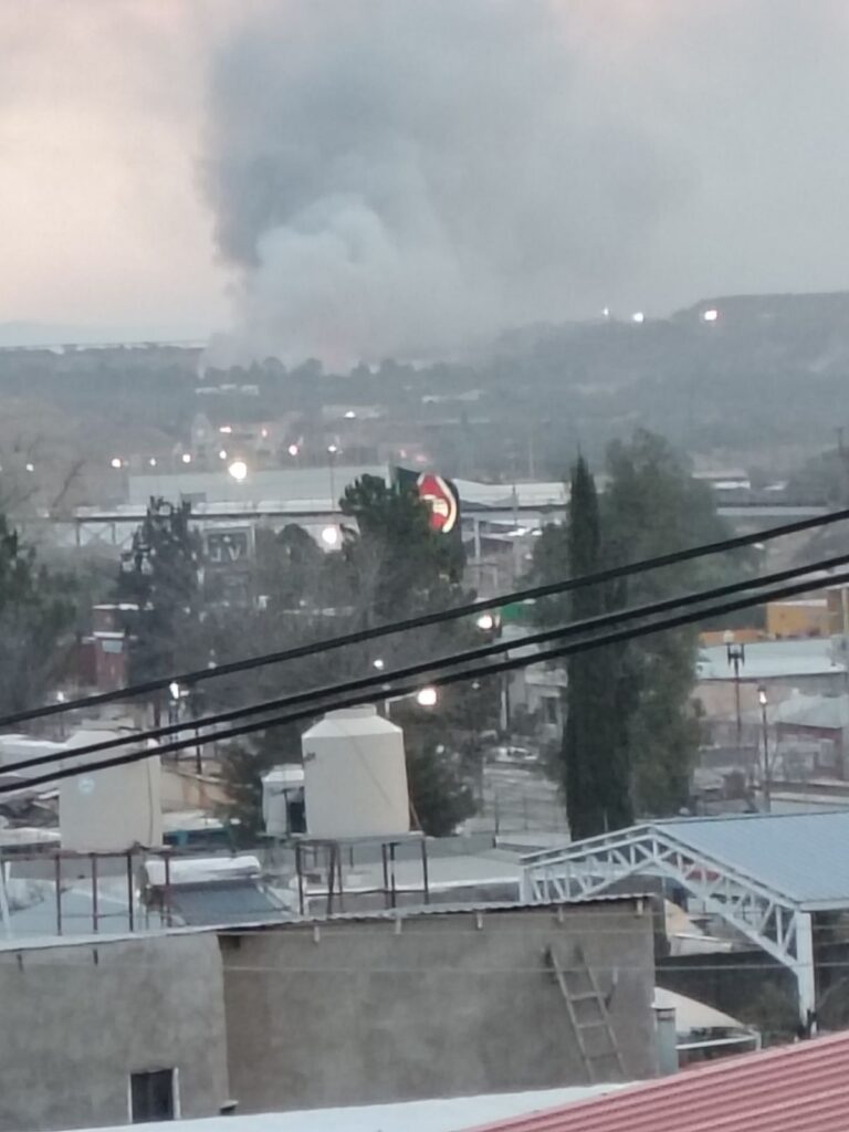 Incendio incontrolable en Santa Bárbara: nube tóxica cubre la cabecera municipal