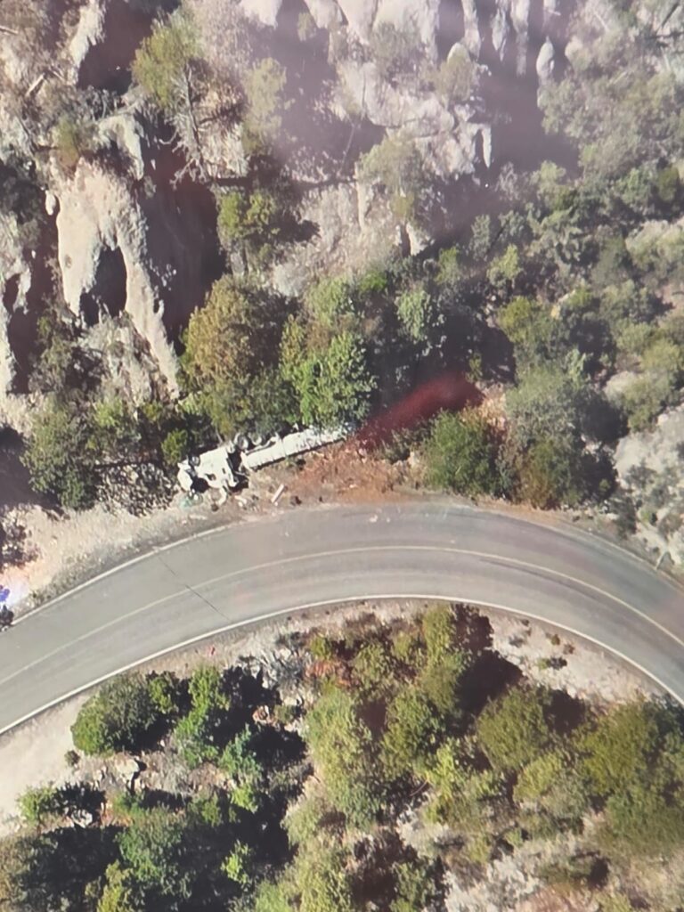 Vuelca pipa con material corrosivo y cierran totalmente la carretera Los Altares–Topia