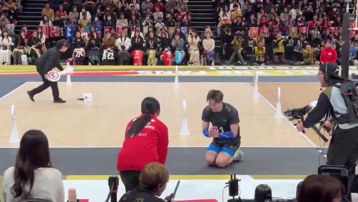Yuji Nishida se desliza de cabeza para disculparse en el Voleibol Japonés