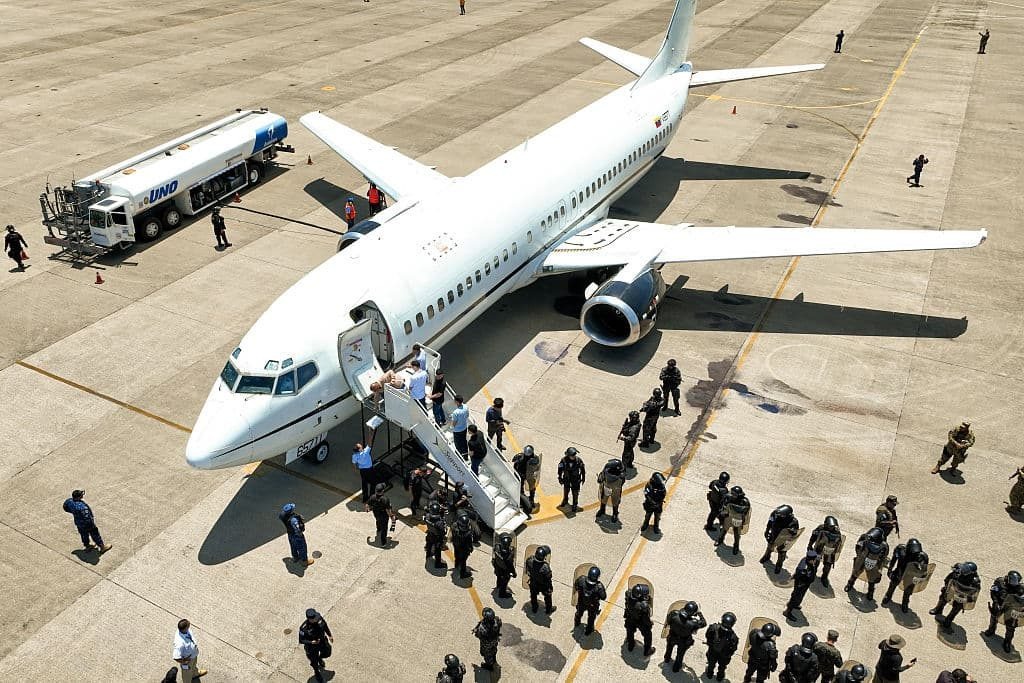 EU analiza comprar avión de lujo por 70 mdd para deportar migrantes