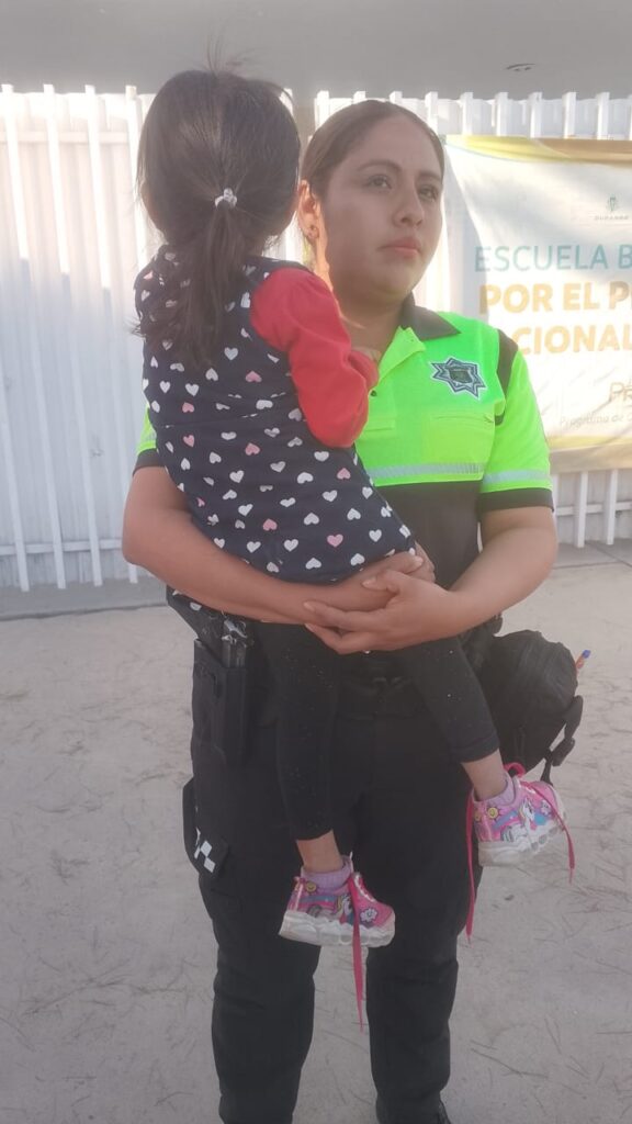 Personal de escuela y policías preventivos rescataron a niña que deambulaba solita en la calle