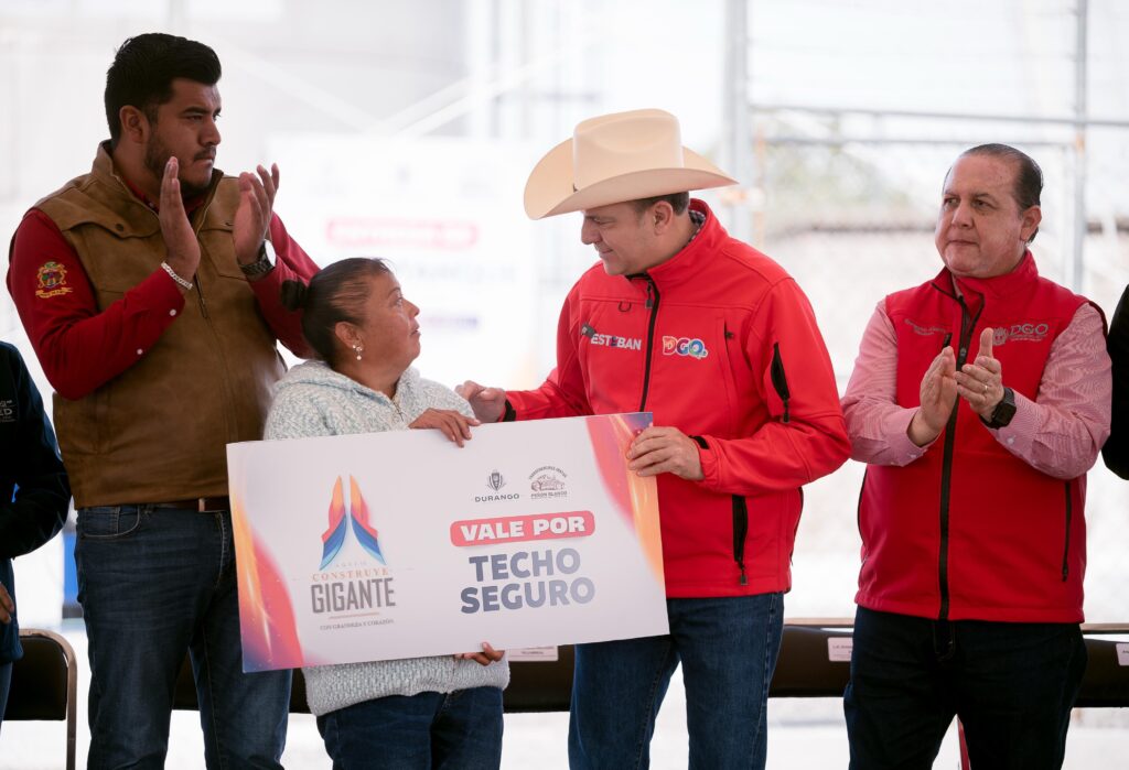 Esteban Villegas invierte 5 mdp en vivienda, alumbrado y seguridad en Peñón Blanco