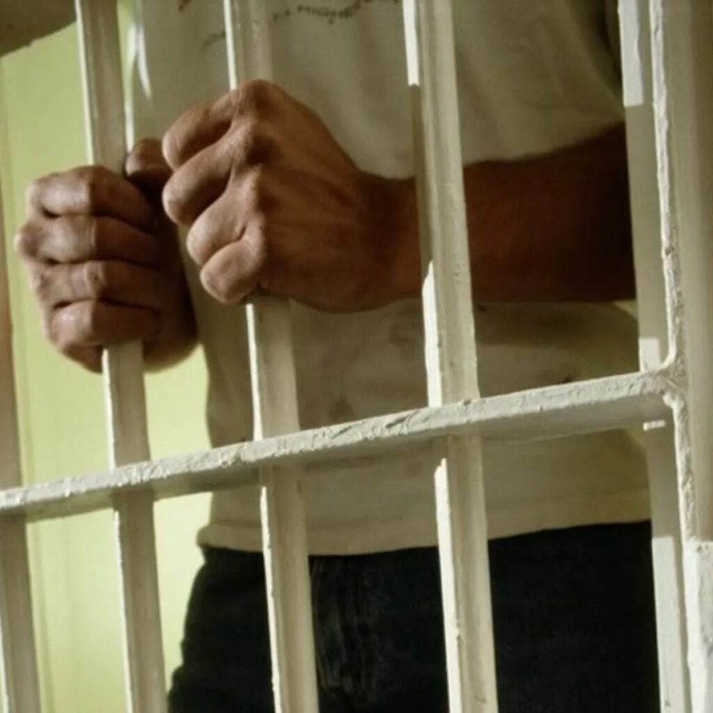 Por abusar de su vecinita el juez le dictó sentencia