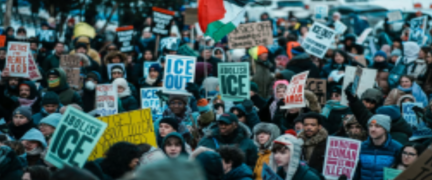 Fallo judicial mantiene operativo migratorio y aviva protestas contra ICE