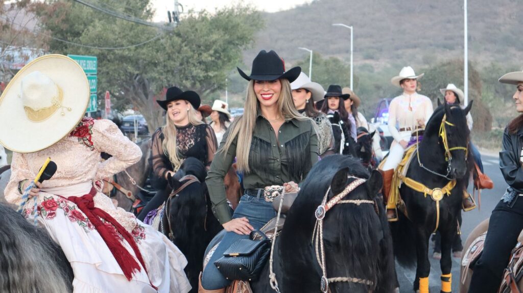 Cabalgata femenina fortalece el sentido social de la FICC Tlajomulco 2026