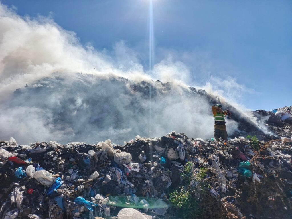 Fuego en relleno sanitario bajo control, humo persiste