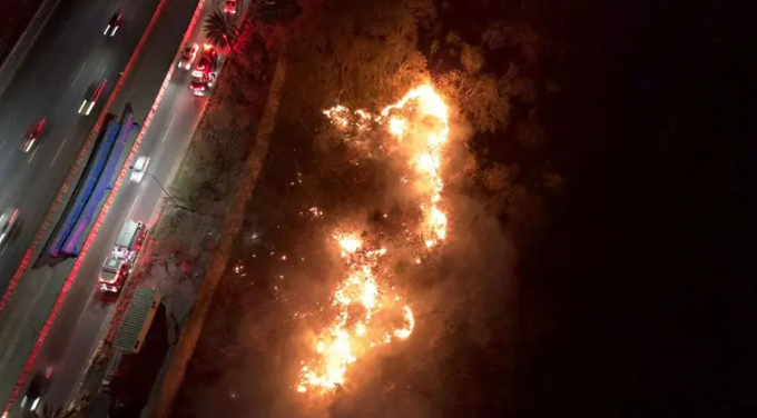 Voraz incendio consume 400 metros cuadrados en Río Santa Catarina