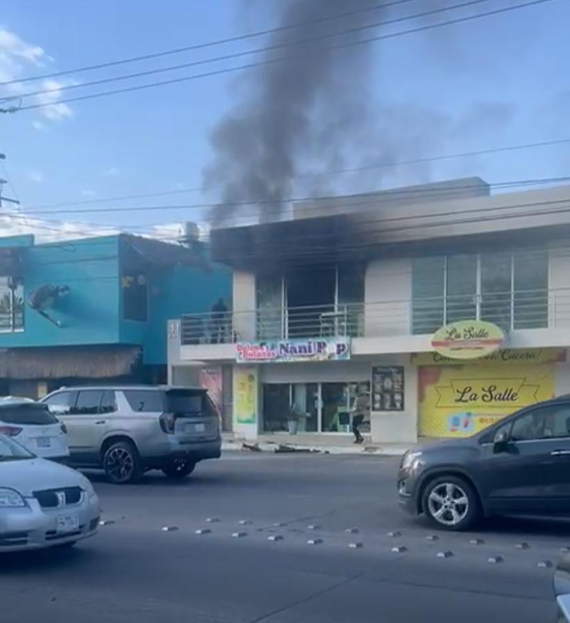 Dueños de negocio en llamas las apagaban a cubetazos de agua en tanto llegaban los bomberos