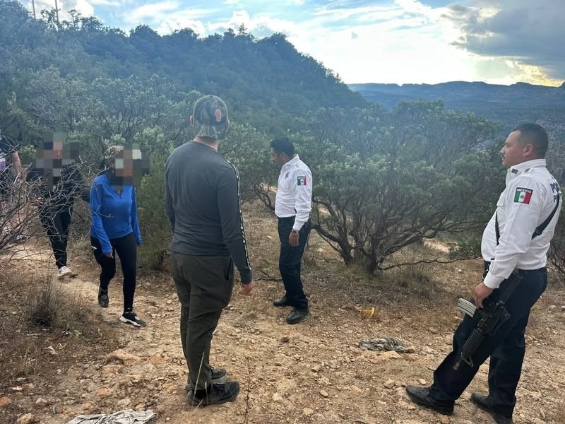 Policías Municipales de Durango rescatan en la sierra a dos jóvenes mujeres extraviadas