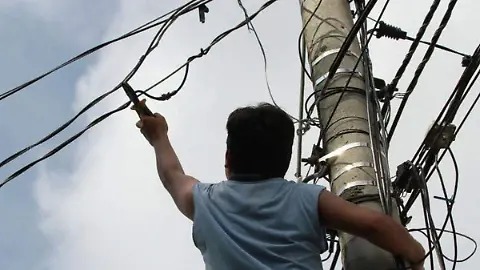 Detienen federales y el juez vincula a sujeto que se robaba la luz a la CFE