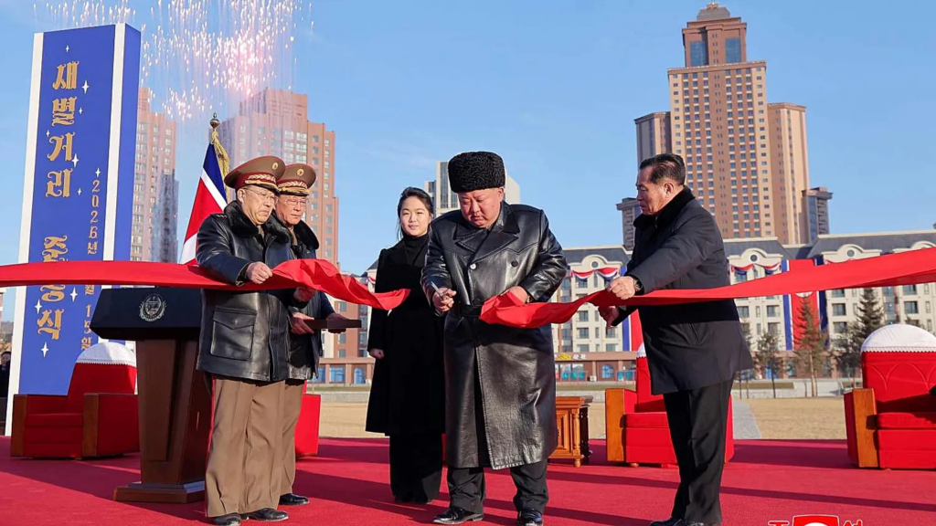 Kim Jong-un entrega viviendas a familias de soldados caídos en Rusia