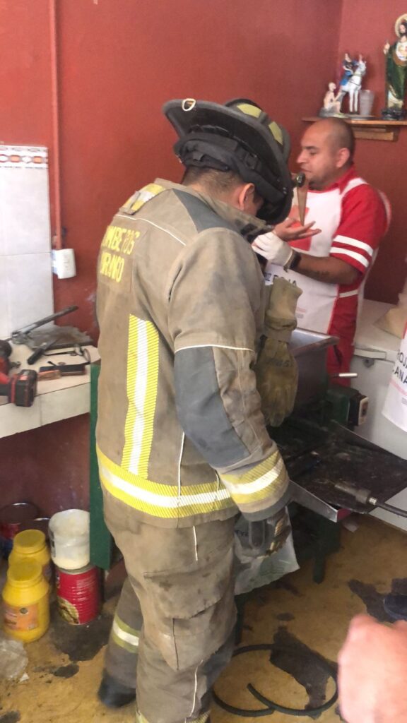 Molino atrapa la mano derecha de una mujer que lo operaba