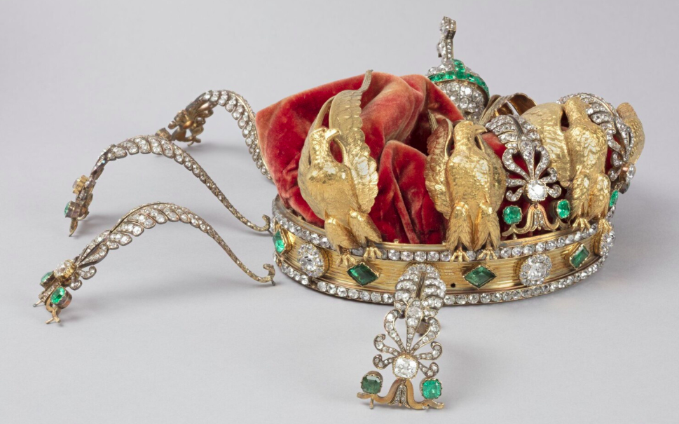 Restaurarán corona de la emperatriz Eugenia, dañada en el robo del Louvre
