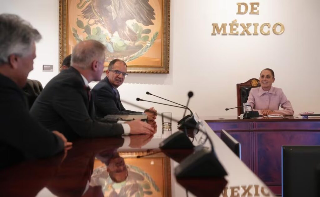 Sheinbaum firma acuerdo para producción de vacunas en México