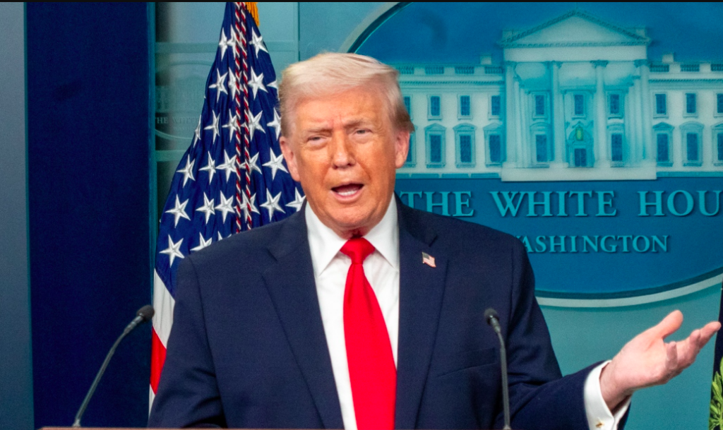 Trump lanza amenazas contra los Grammy y su presentador