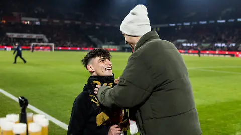 Agreden a árbitro que pidió matrimonio a su novio durante un partido de Bundesliga