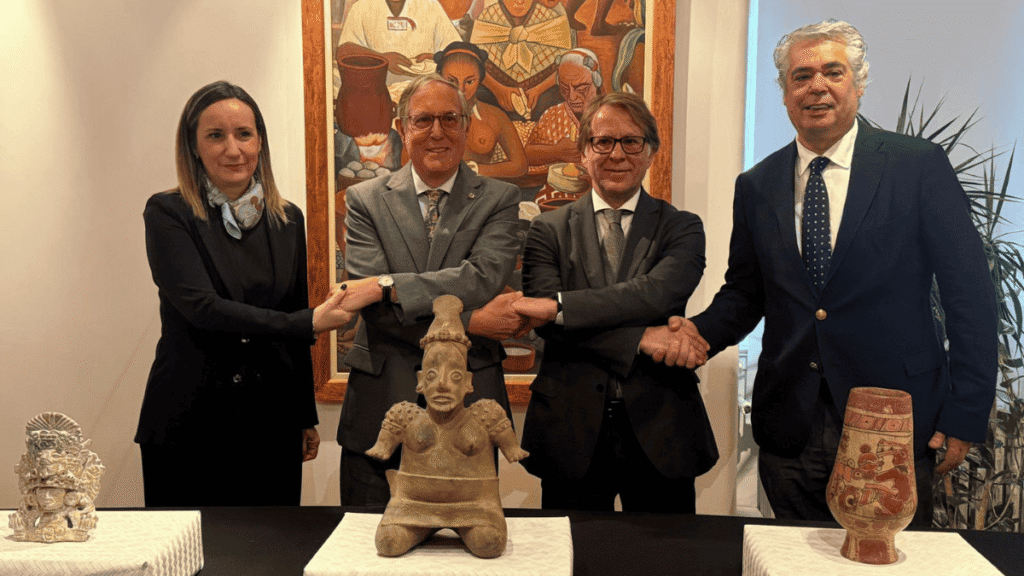 Portugal devuelve a México figura prehispánica, urna zapoteca y vaso maya