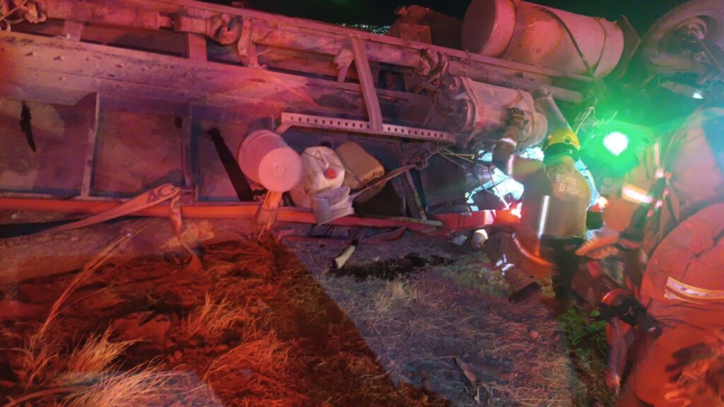 Conductor de tráiler rescatado por los bomberos al sufrir volcadura y quedar prensado