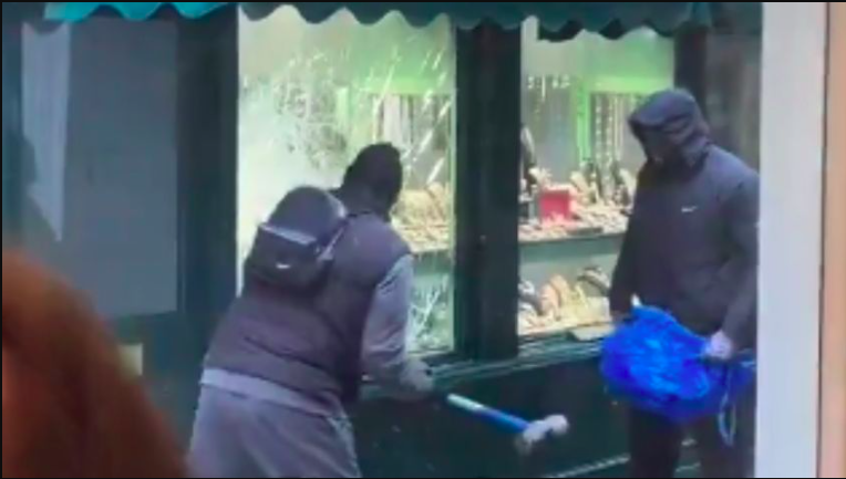 Delincuentes destrozan vidrios blindados para saquear una joyería en Londres