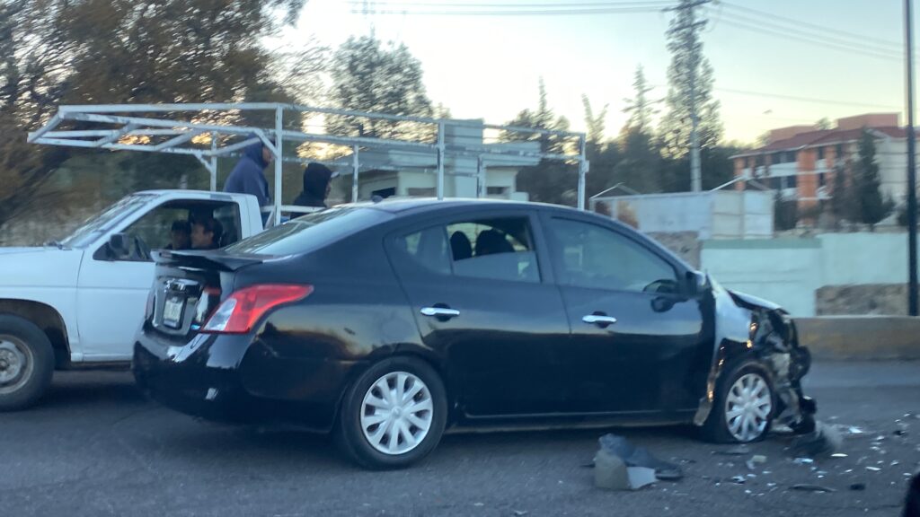 Aparatoso choque en accesos al distribuidor vial deja dos mujeres hospitalizadas