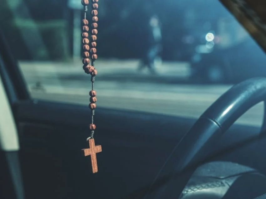Te pueden multar por traer un rosario en el retrovisor