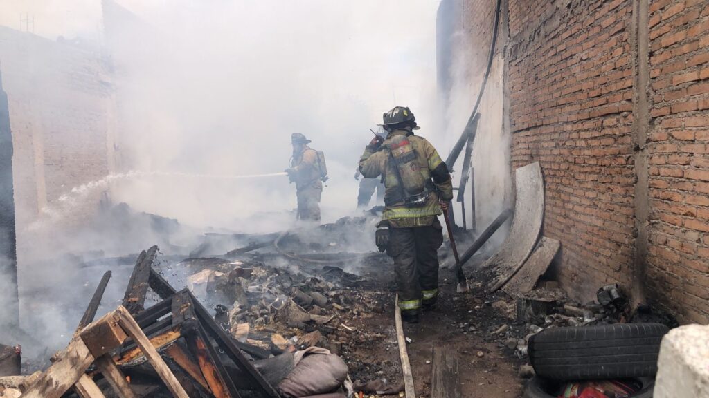 Incendio acabó vivienda de materiales frágiles; bomberos evitan que se propague a otras
