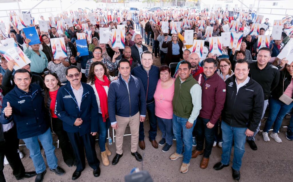 Esteban y Toño brindan certeza jurídica a 300 familias con la entrega de títulos de propiedad