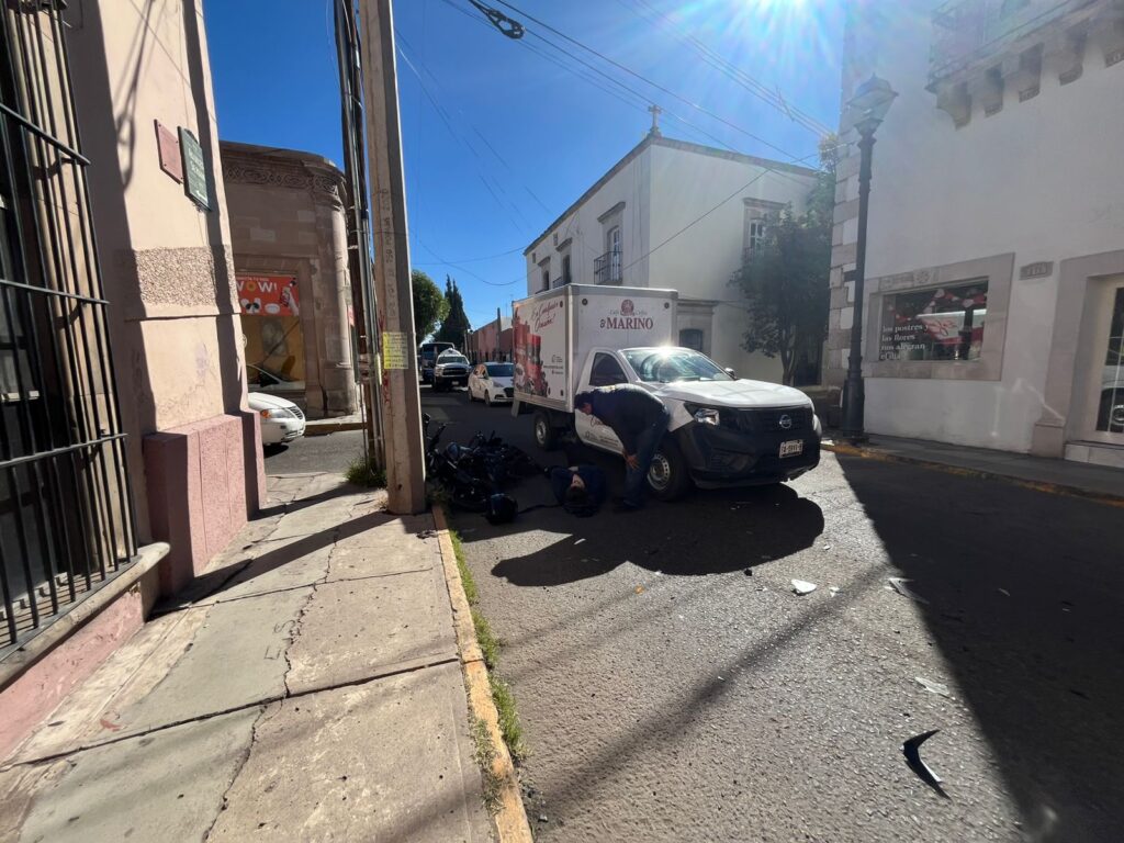 Choca moto contra camioneta en la zona centro de la ciudad de Durango