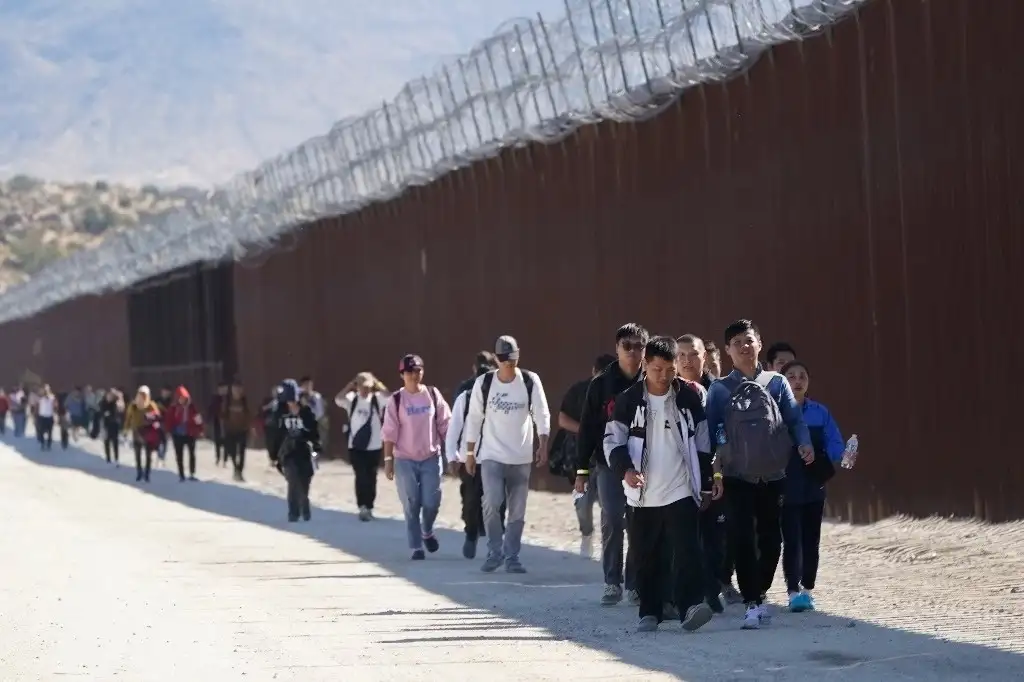 Investigan red que vendía ciudadanía mexicana a migrantes en EE. UU