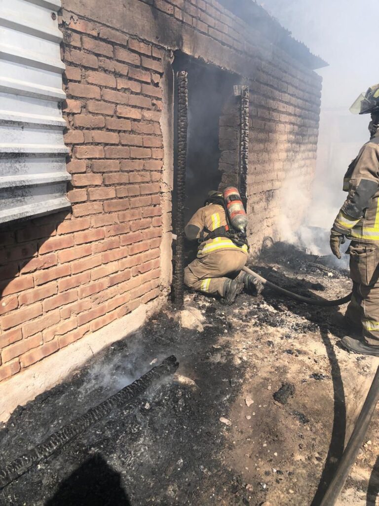 Un incendio más sofocaron los bomberos en una bodega con thinner y bases de cama